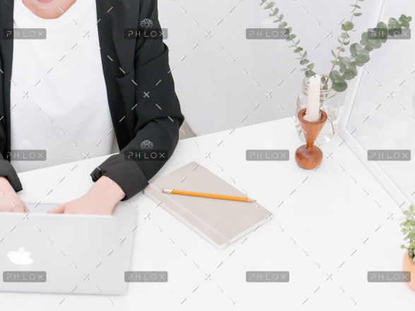 demo-attachment-489-photo-1448932252197-d19750584e56